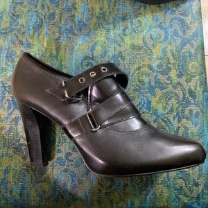 Sharp toed black Simply Vera leather shoes